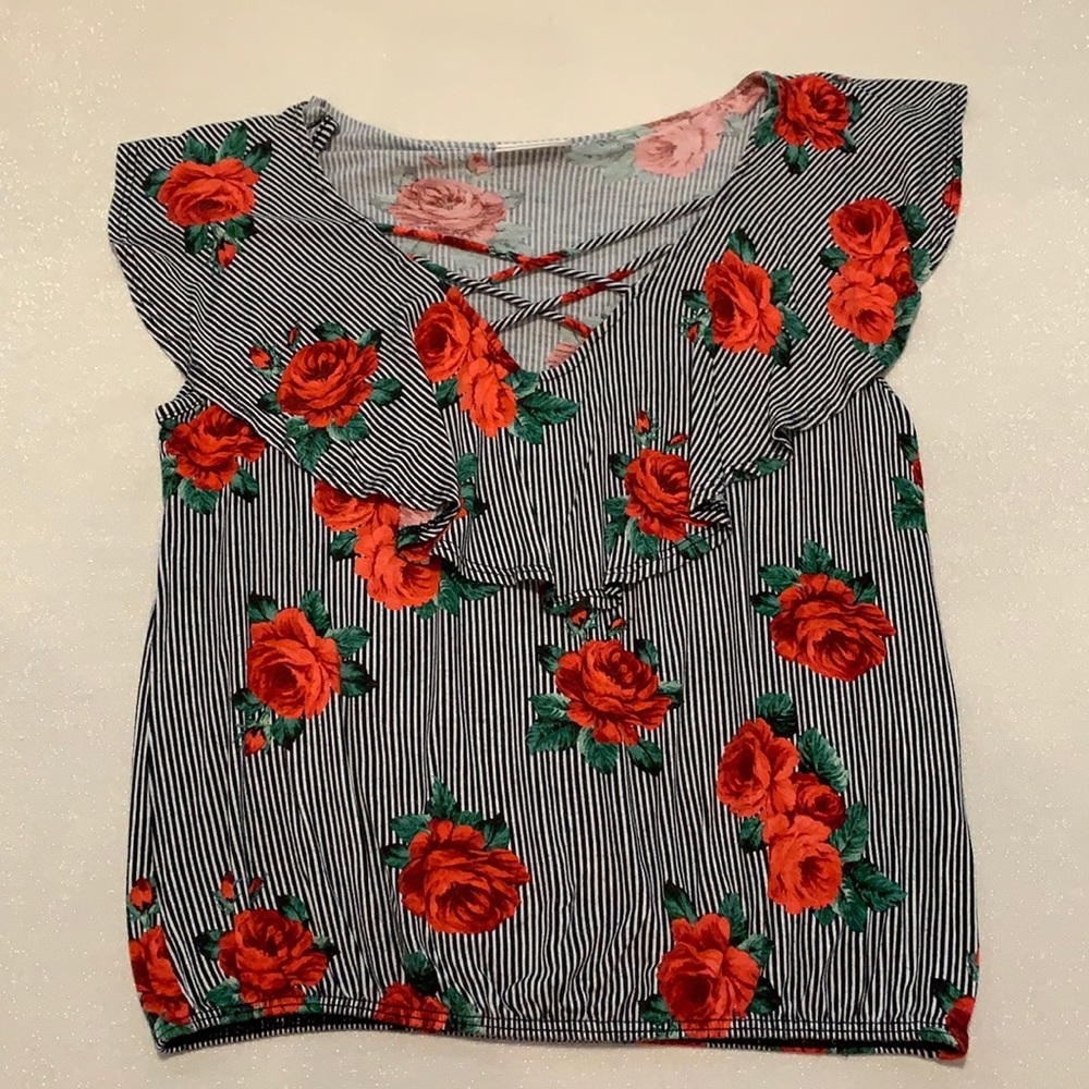 Free kisses black/white roses sleeveless blouse M